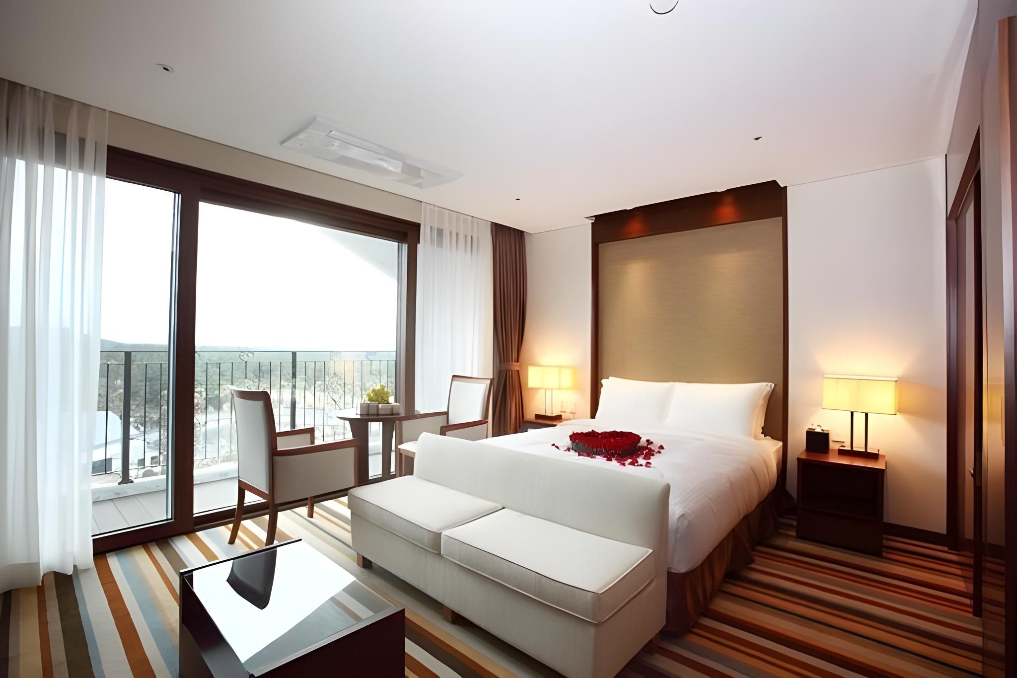 Royal Garden View Suite