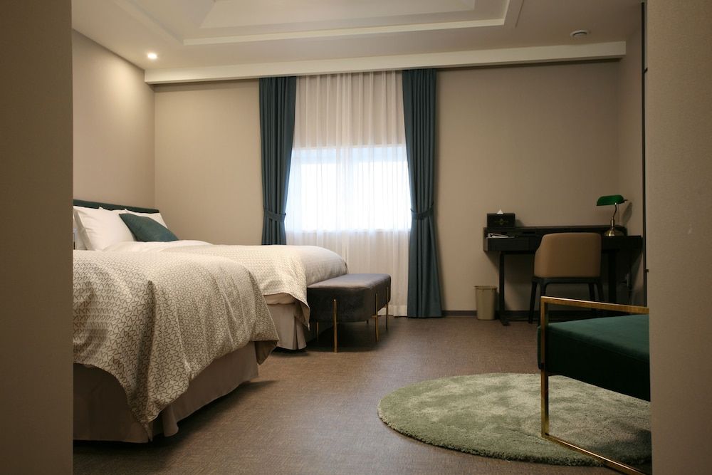 Polaris Hotel Deluxe Family Twin Room 2