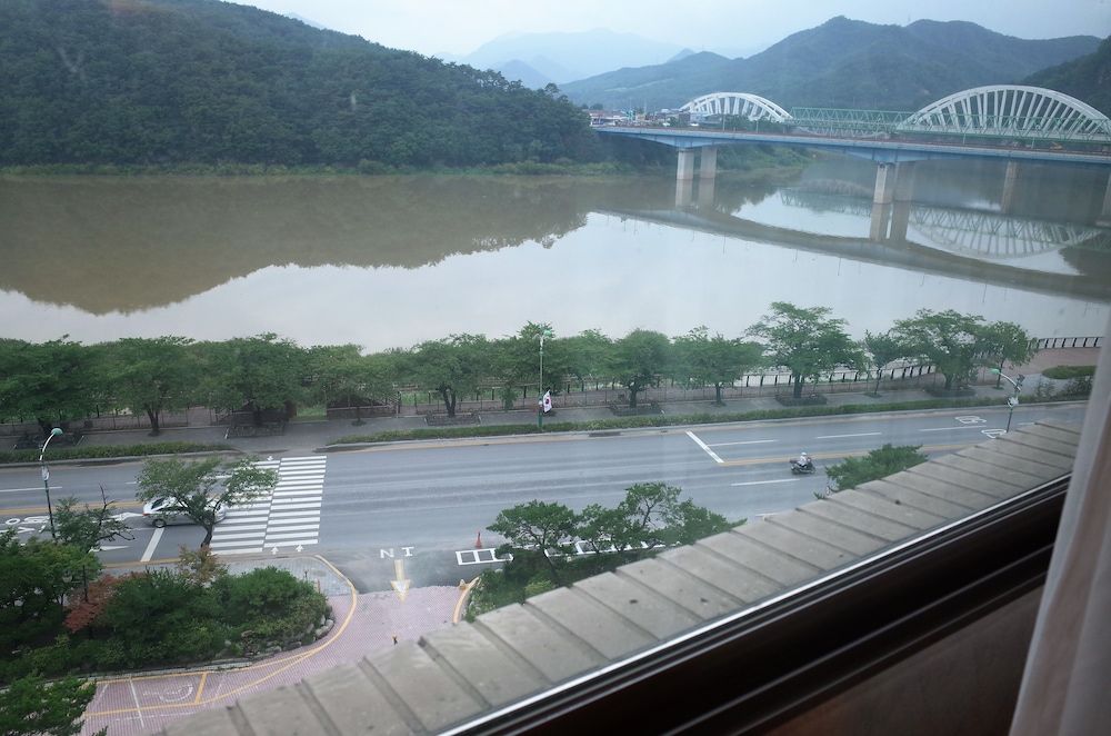 Danyang Tourist Hotel Edelweiss Standard Twin Room, River View (1 Double + 1 Single Bed) 3