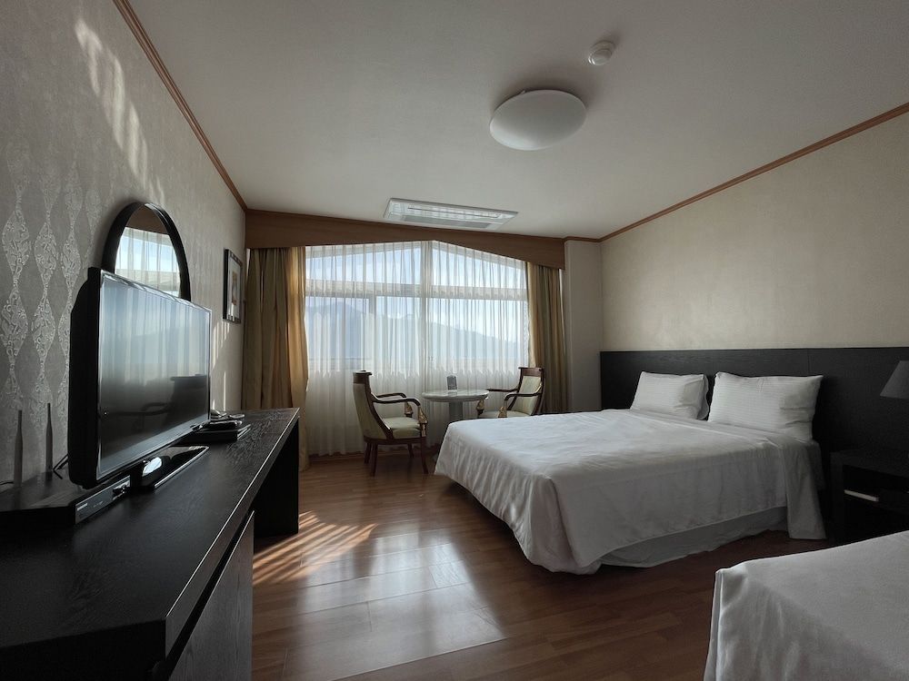 Danyang Tourist Hotel Edelweiss Standard Twin Room, River View (1 Double + 1 Single Bed) 2