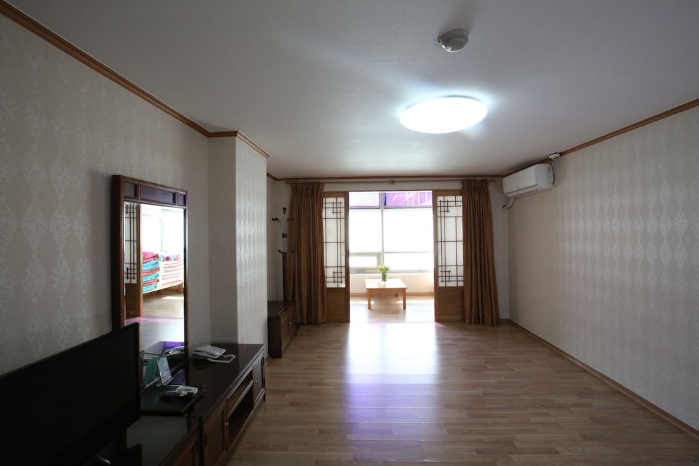 Danyang Tourist Hotel Edelweiss Deluxe Room (Ondol) 2