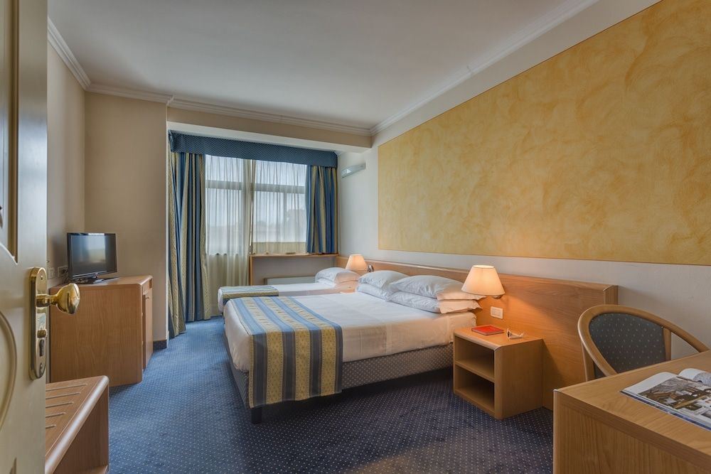 Hotel Continental Brescia Triple Room 2