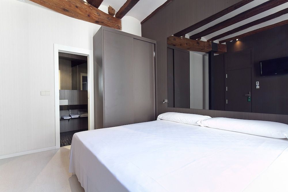 Cosy Rooms Embajador Double Room 4