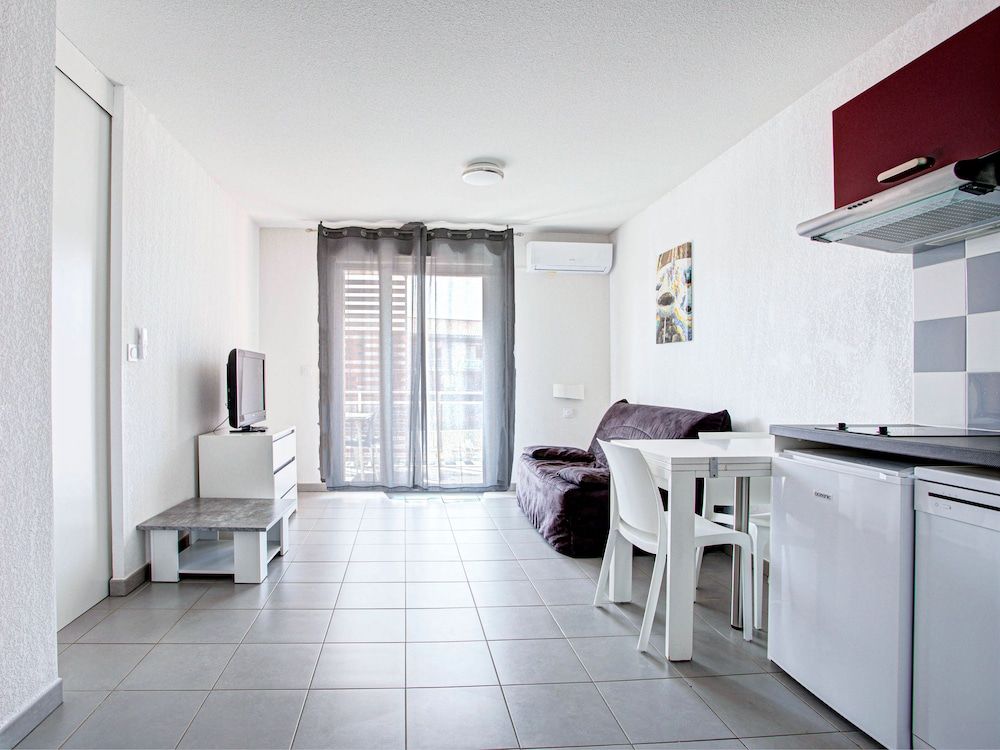 Studio, Kitchenette