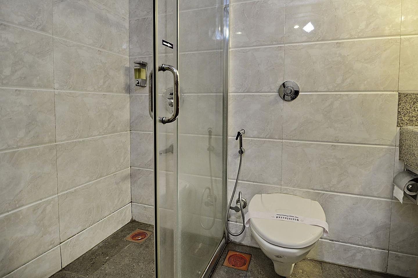 Hotel Ashish Plaza Deluxe Room 4