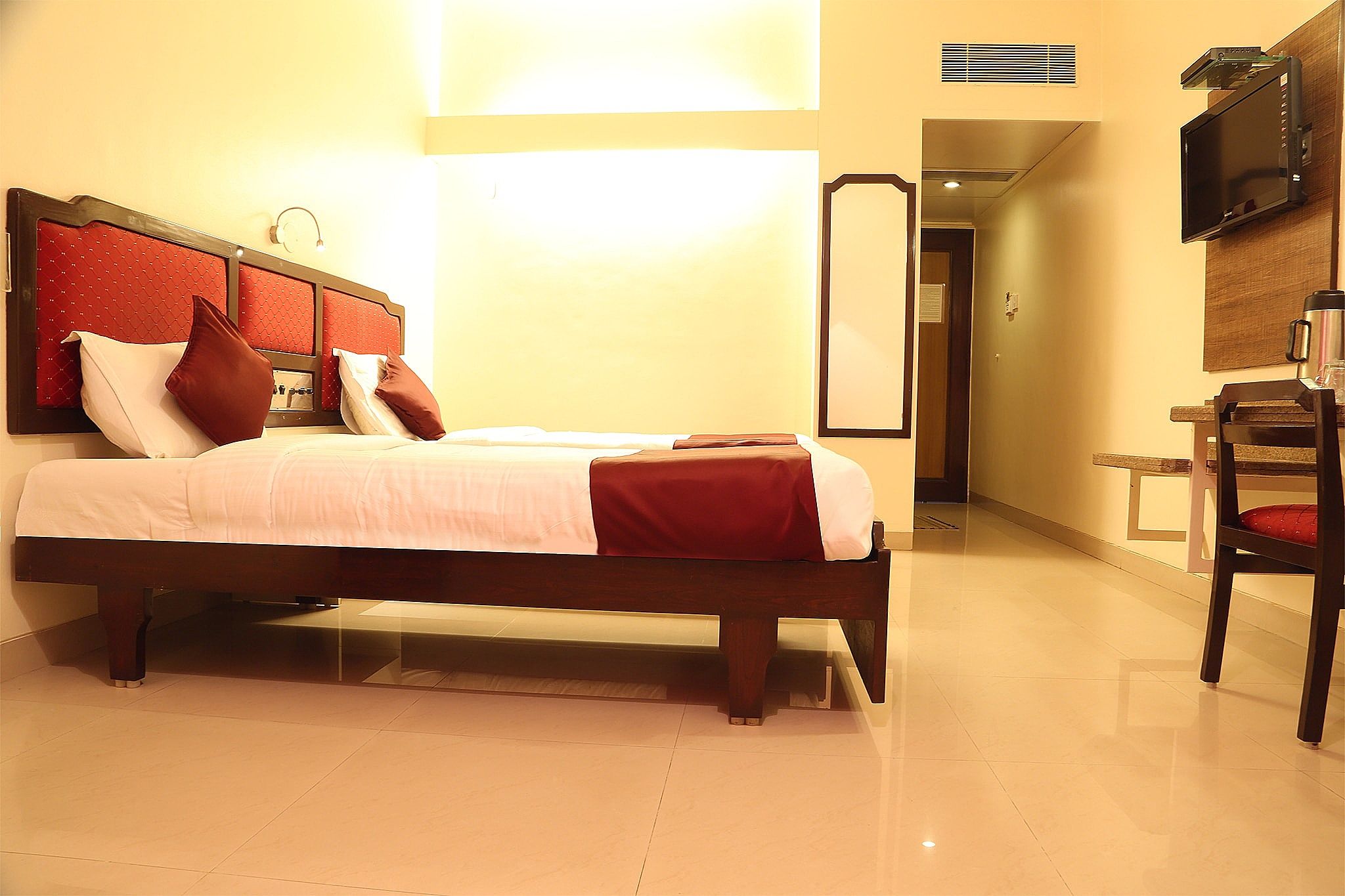 Hotel Ashish Plaza Deluxe Room 8