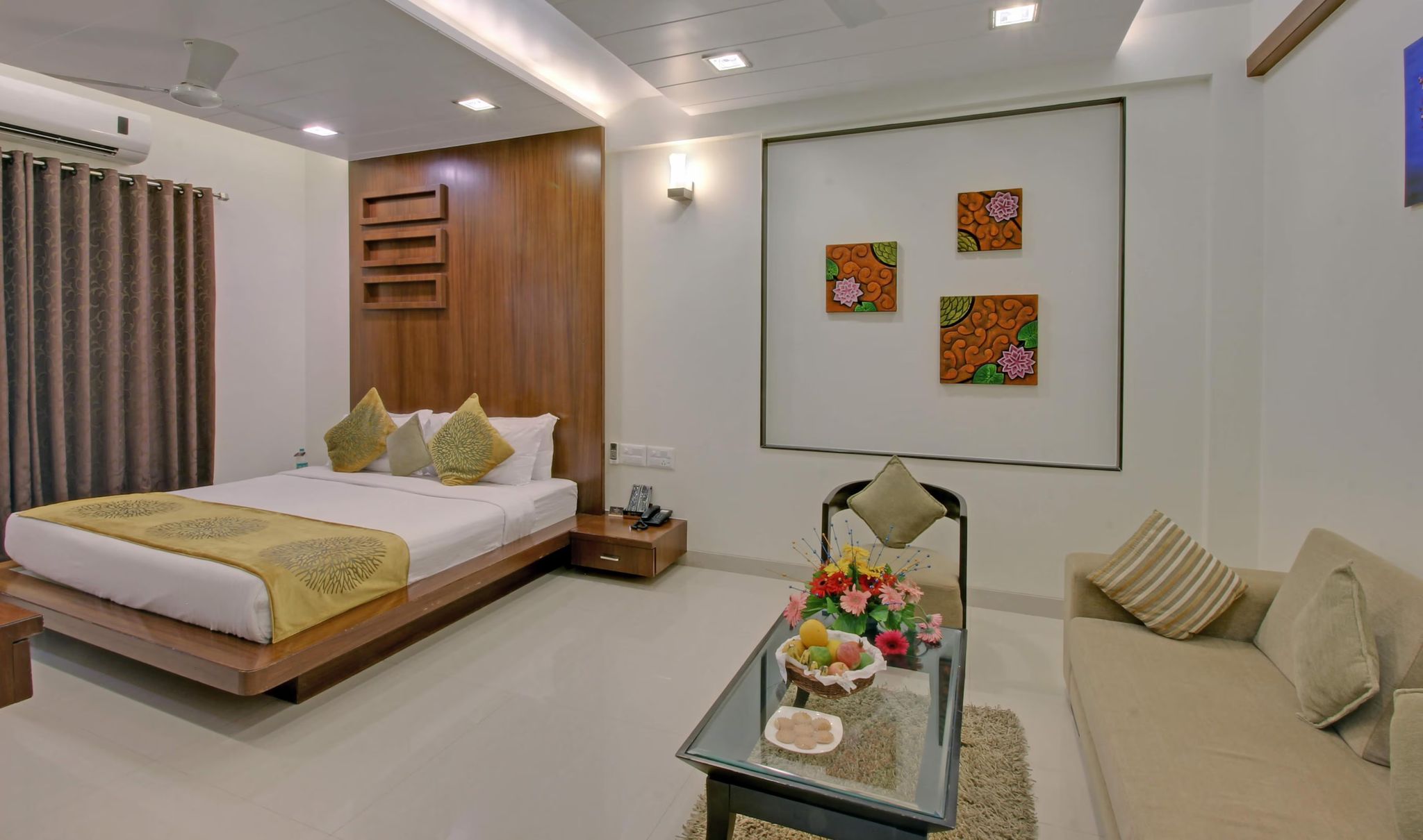 Marigold - Newly Renovated Hotel Superior Deluxe Room (Old Wings) - Complimentary Shuttle Pickup and Drop to Sai Baba Temple (Gate 2) 4