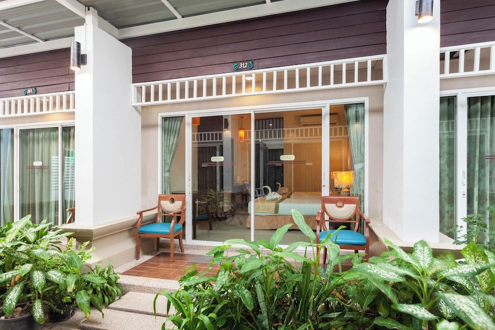 undefined Al's Resort 4