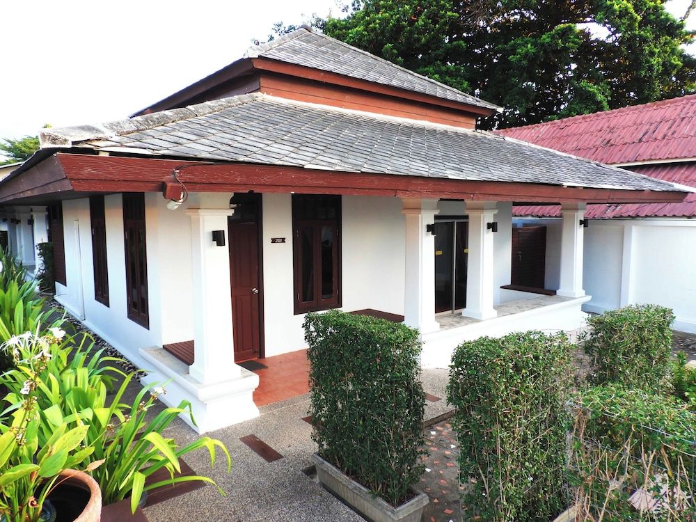 undefined Al's Resort 5