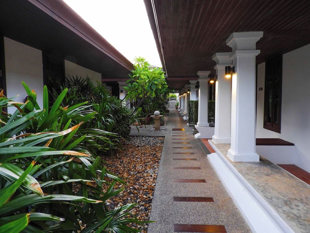 undefined Al's Resort 7