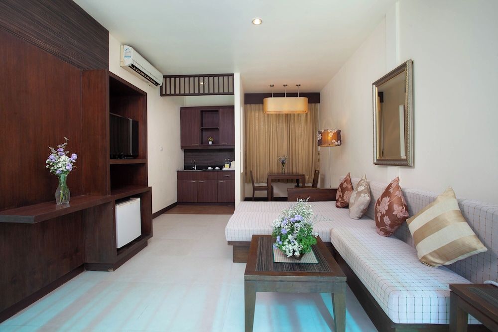 Al's Resort Suite, Courtyard Area 5