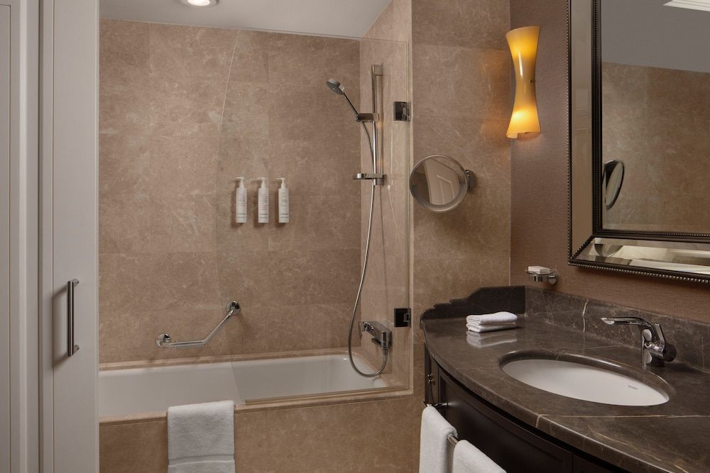 Istanbul Marriott Hotel Pendik Deluxe Room, 1 King Bed, City View 4