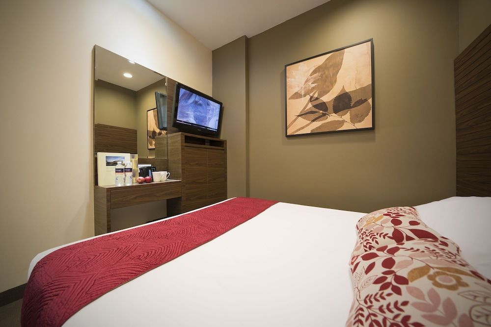 Value Hotel Thomson Standard Double Room, 1 Queen Bed, No Windows 4