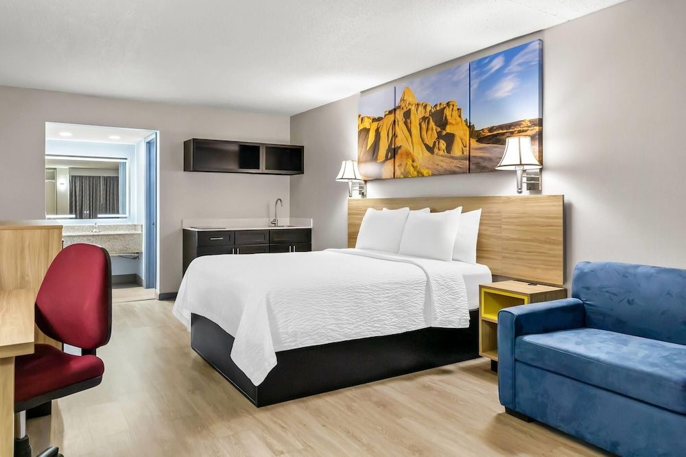 Room, 1 Queen Bed, Non Smoking (Efficiency, 2nd Floor)