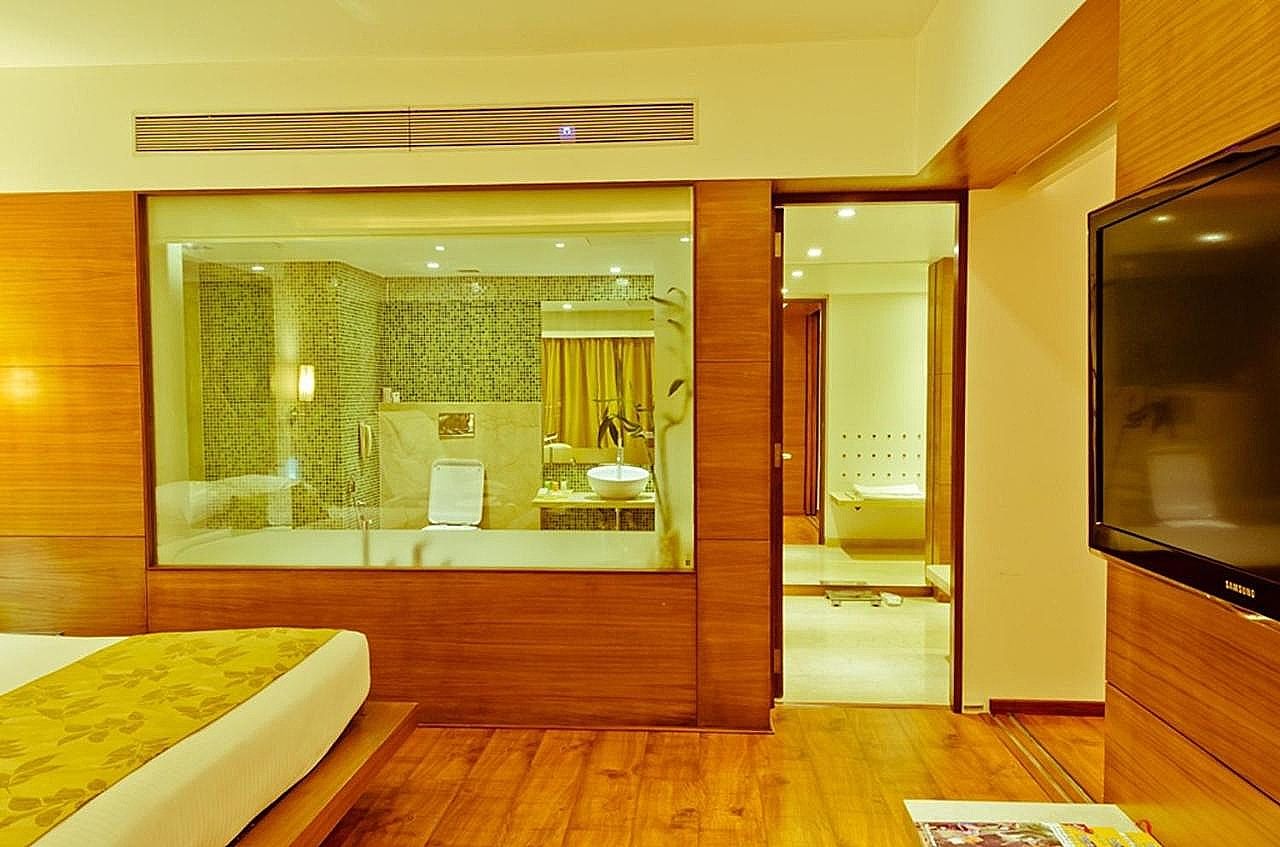 Ramee Grand Hotel and Spa Pune Club Room with Bathtub 4
