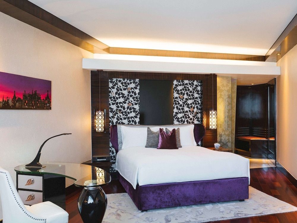 Room, 1 King Bed, Business Lounge Access