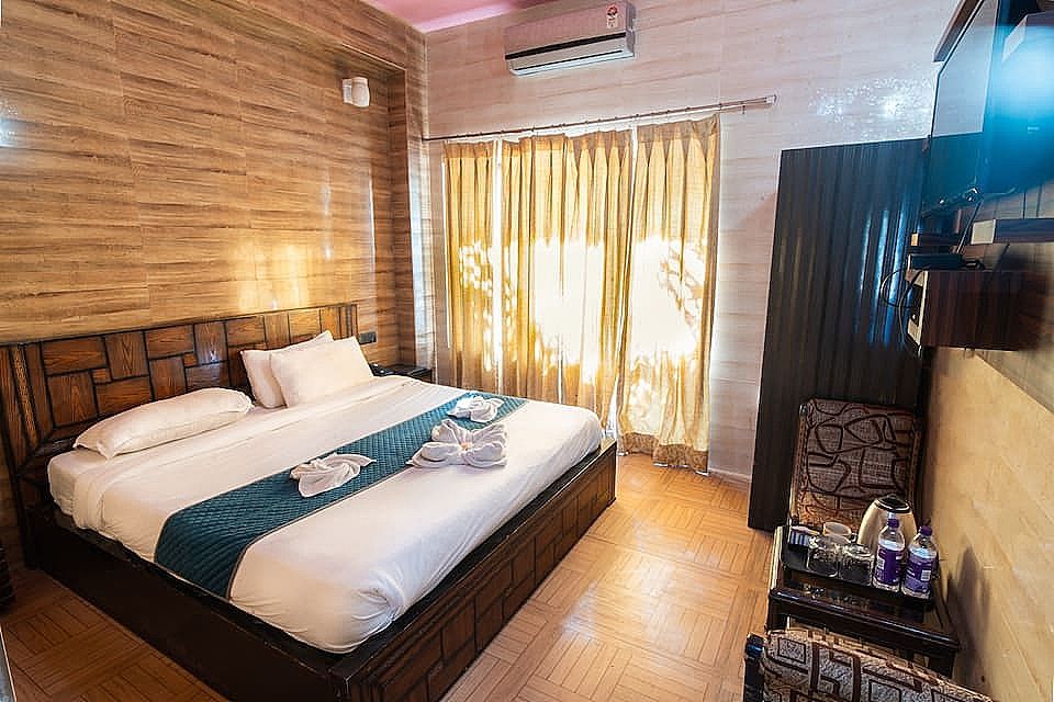 Chanakya Resort Deluxe Room 4