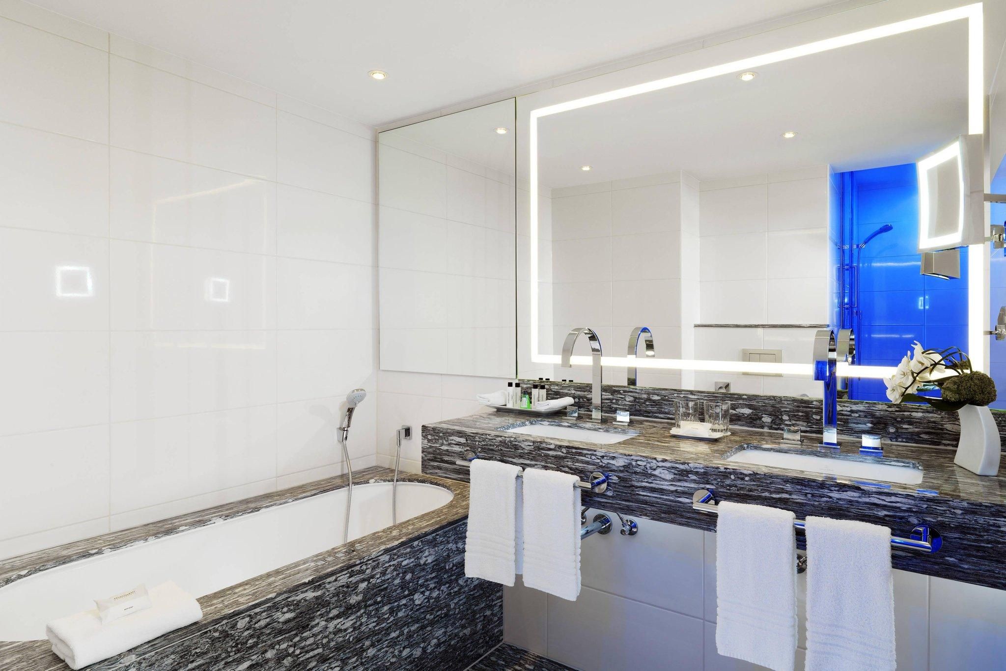 Executive Club Suite, M Club lounge access, 1 Bedroom Executive Suite, 1 King, Free WIFI