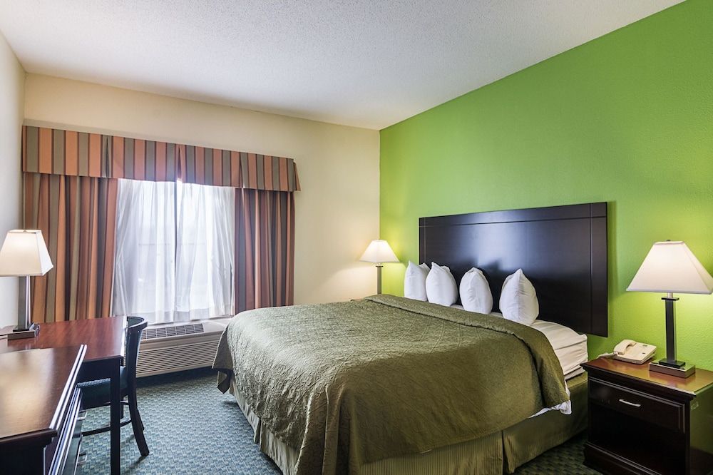 Suite, 1 King Bed, Accessible, Non Smoking