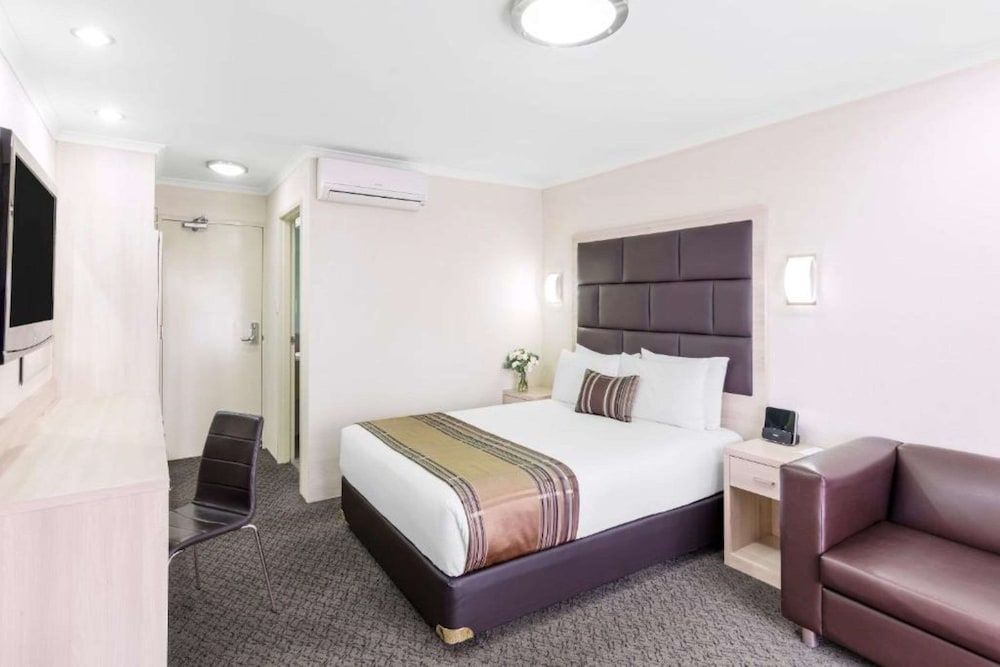 Garden City Hotel, BW Signature Collection Executive Room, 1 Queen Bed, Non Smoking, Pool View 2