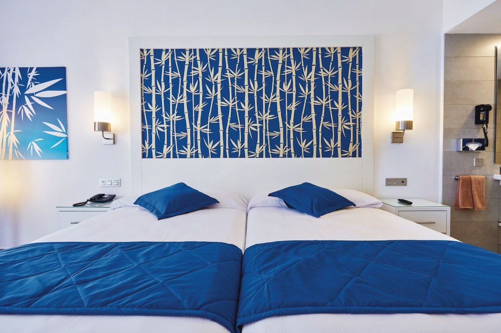 Double Room (U)