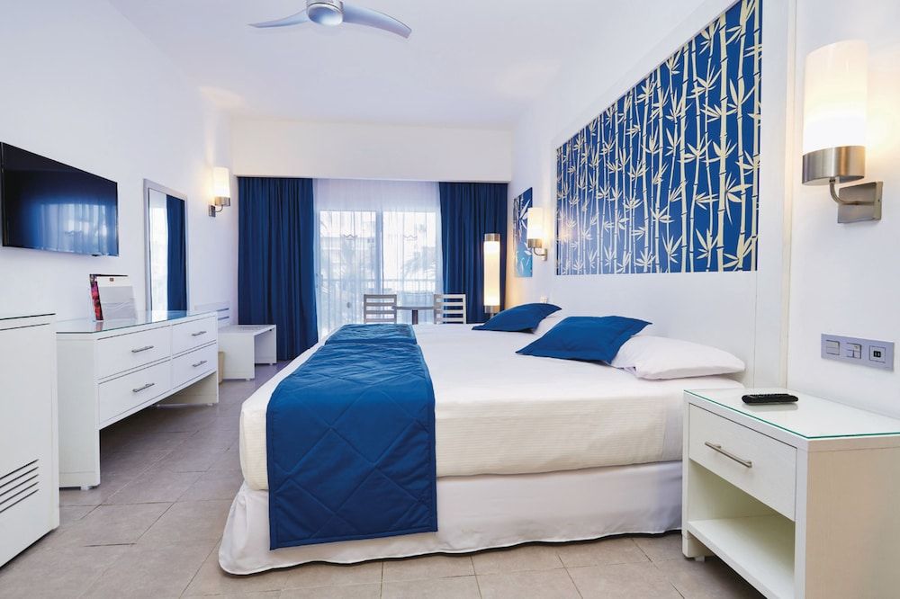 Double Room (U)