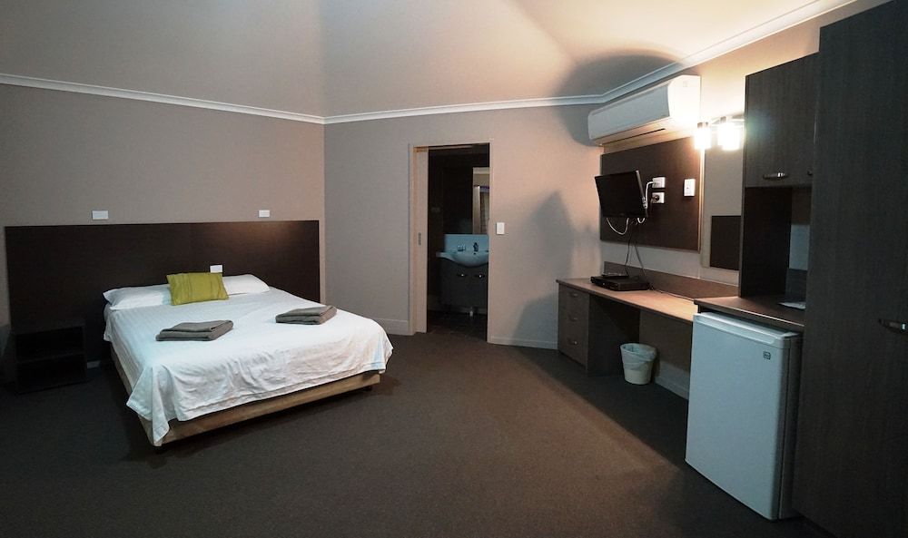 Bluestone Motor Inn Deluxe Room 2