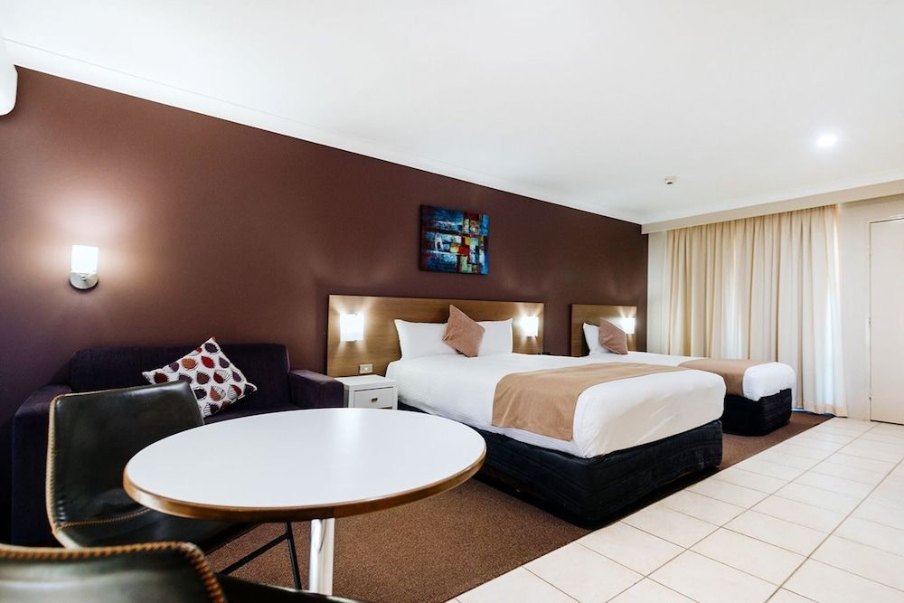 Deluxe Twin Room - Queen & Single Bed