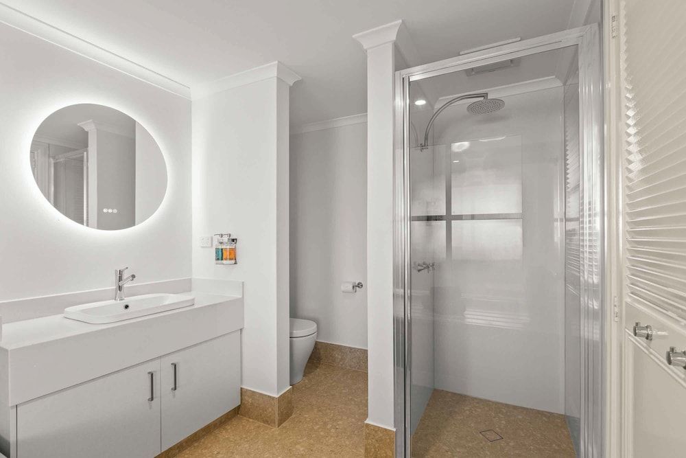 Moonlight Bay Suites One Bedroom Pool View 5