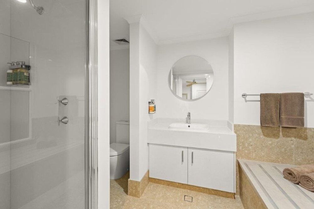 Moonlight Bay Suites One Bedroom Suite 4