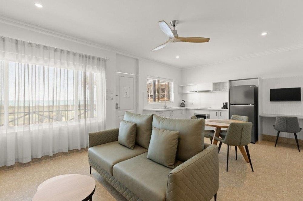 Moonlight Bay Suites One Bedroom Suite 7