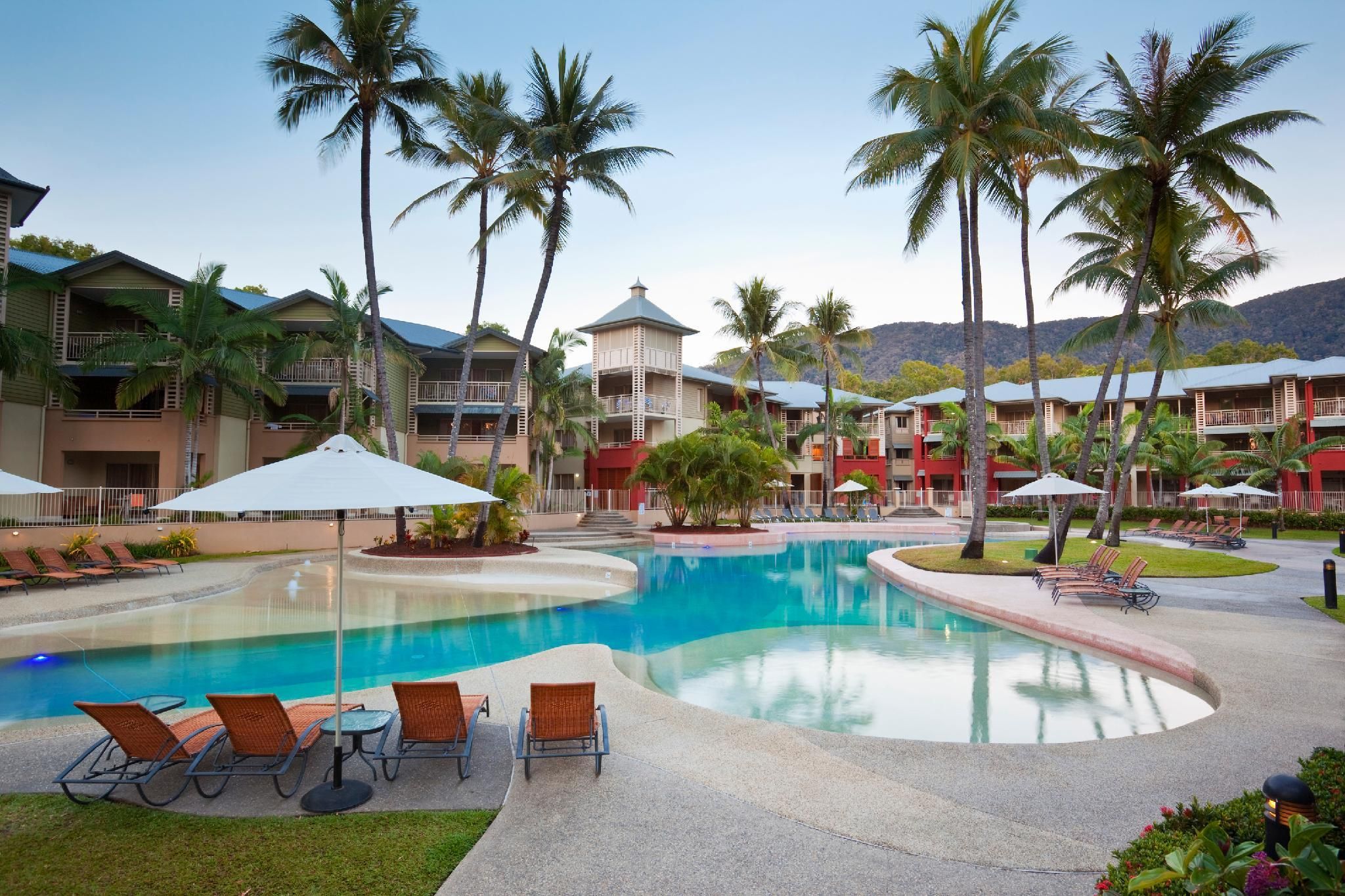 swimming pool [outdoor]