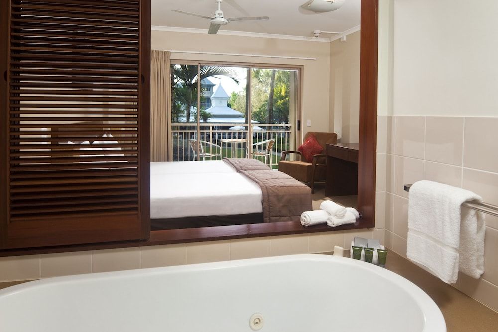 Deep soaking bathtub