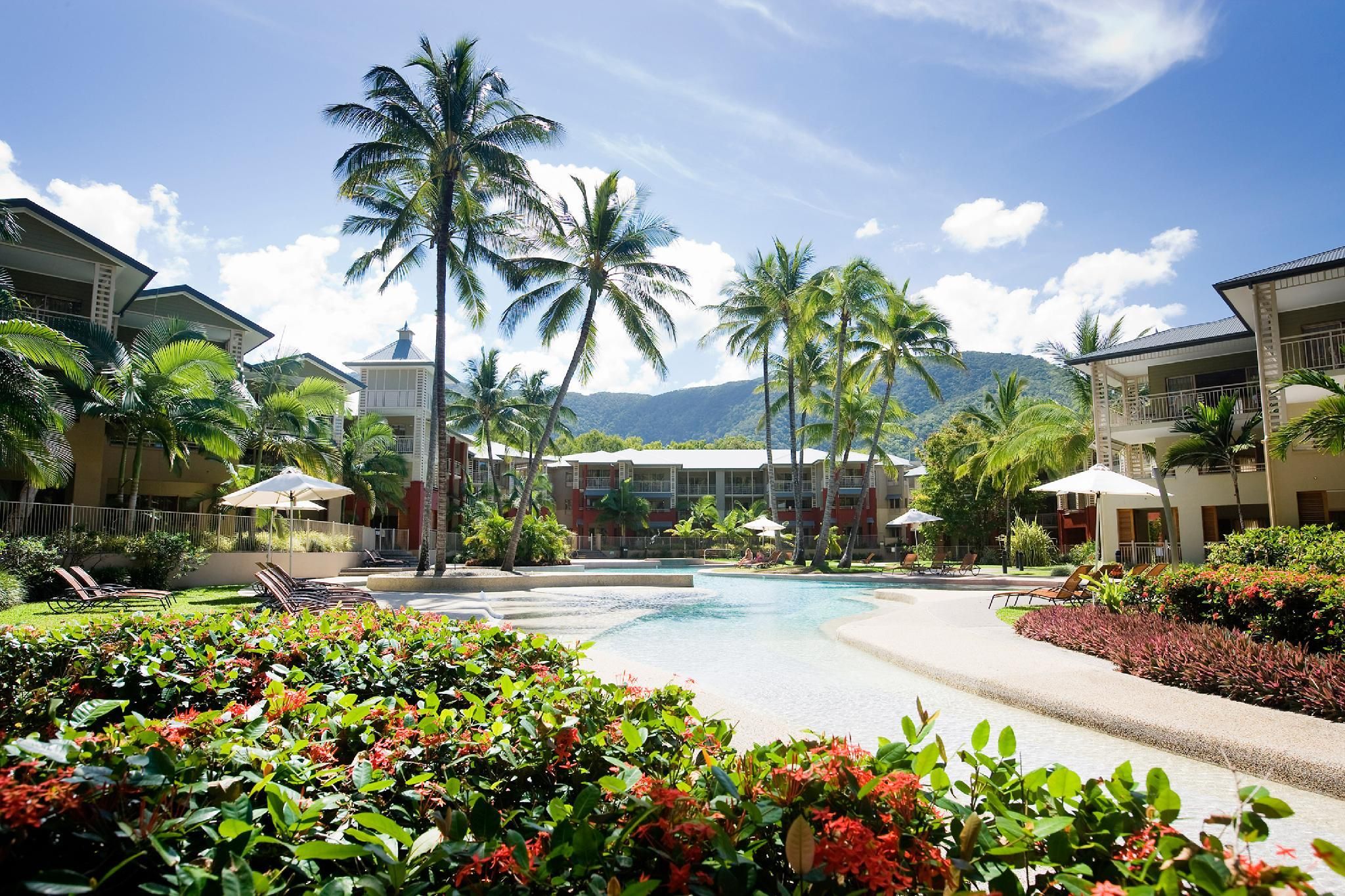 swimming pool [outdoor]