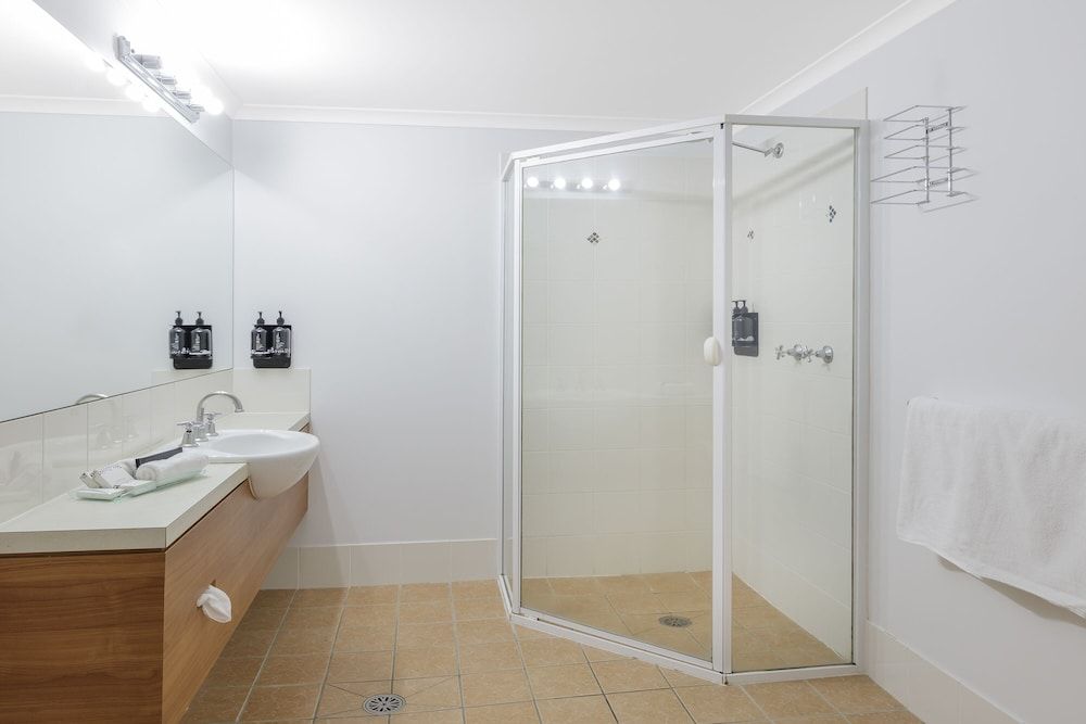 Ramada Encore by Wyndham Belconnen Canberra Executive Room, 1 King Bed 3