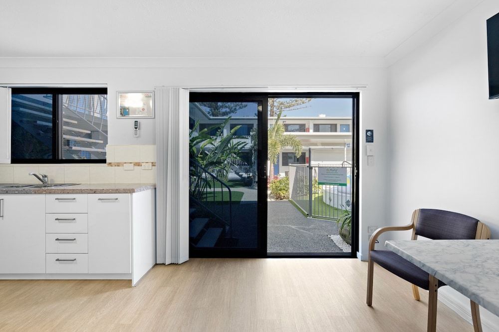 Montego Mermaid Beach Motel Deluxe Suite, 2 Bedrooms, Kitchenette 6