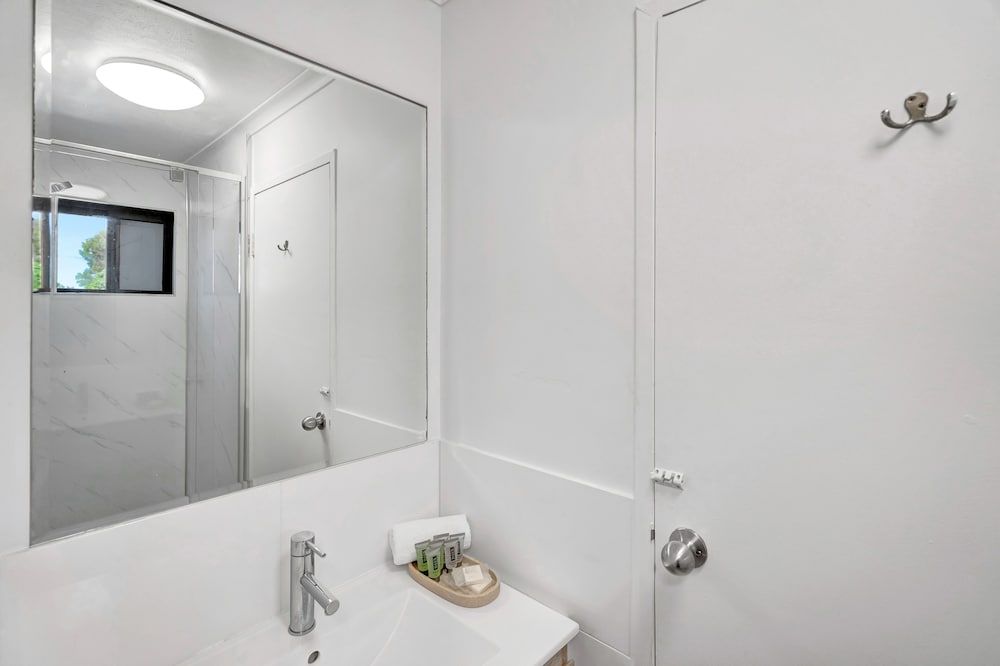 Montego Mermaid Beach Motel Family Room, Multiple Beds, Kitchenette 5