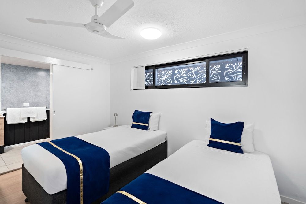 Montego Mermaid Beach Motel Deluxe Suite, 2 Bedrooms, Kitchenette 2