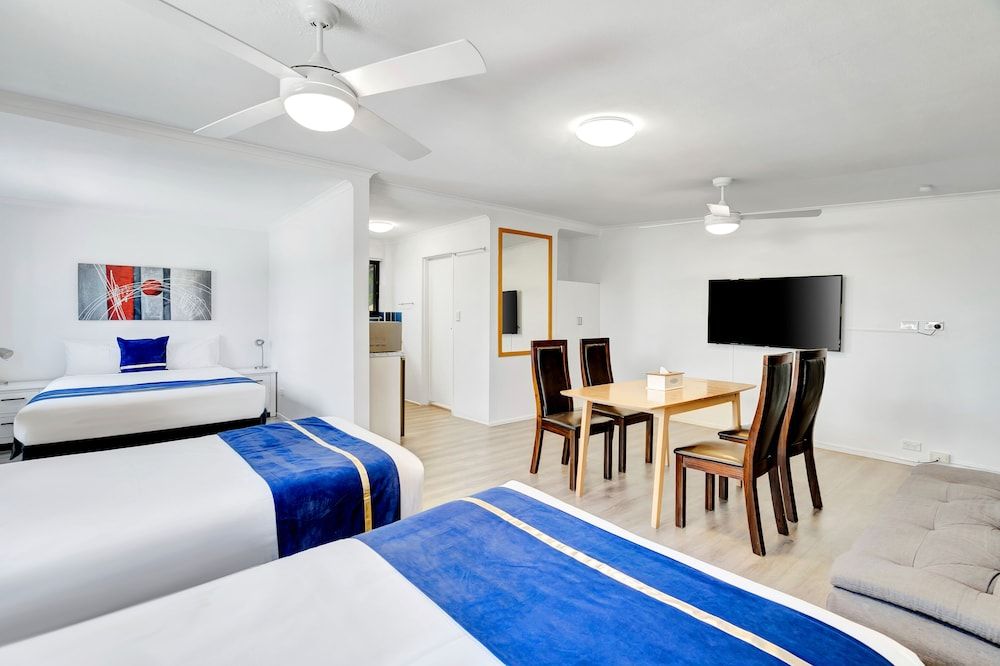 Montego Mermaid Beach Motel Family Room, Multiple Beds, Kitchenette 2