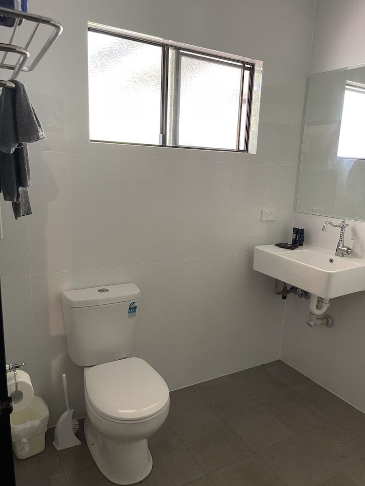 Albert Park Motor Inn Double Room, 1 King Bed 7