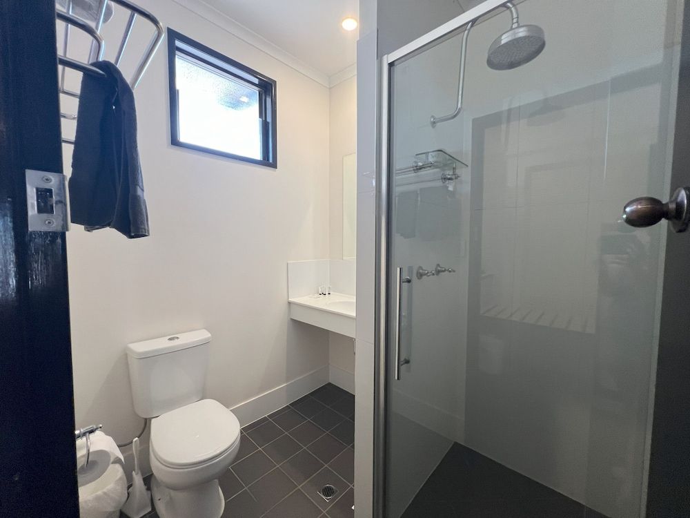 Albert Park Motor Inn Standard King Room, 1 Bedroom 8