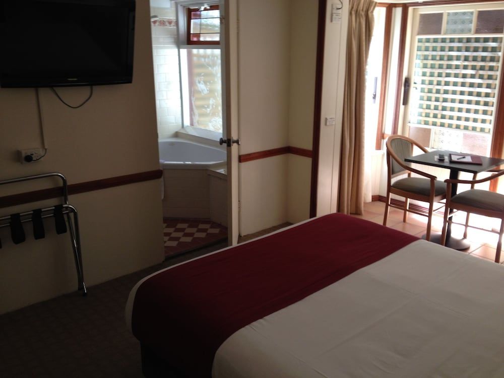 The 3 Explorers Motel Queen Spa Room 2