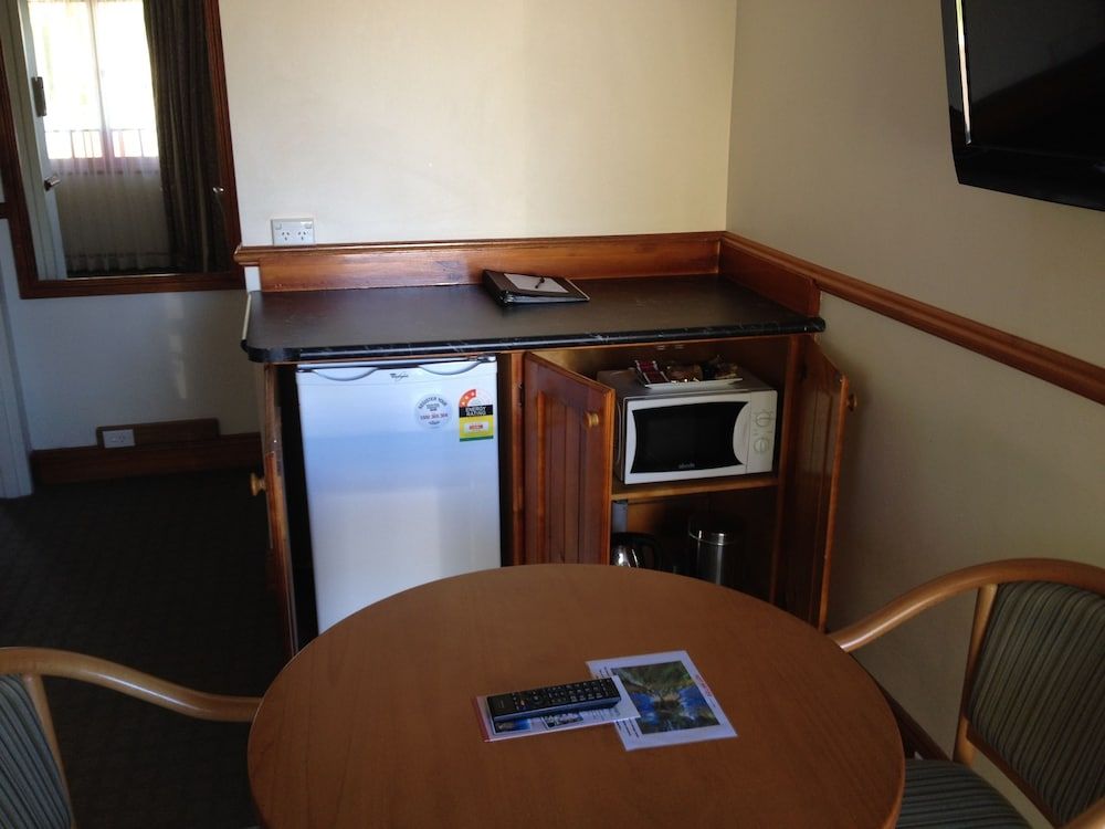 The 3 Explorers Motel Two Room Spa Suite 4