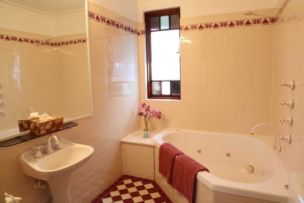 The 3 Explorers Motel Two Room Spa Suite 5