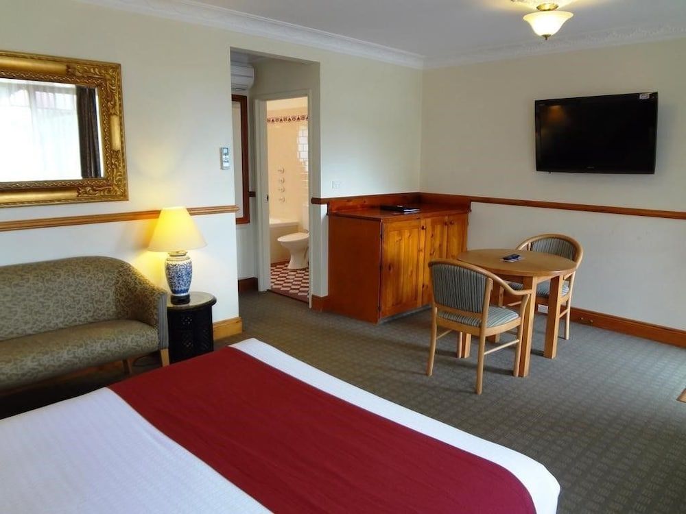 The 3 Explorers Motel Two Room Spa Suite 3