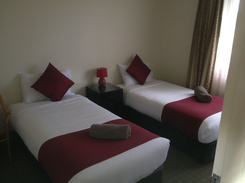 The 3 Explorers Motel Two Room Spa Suite 2