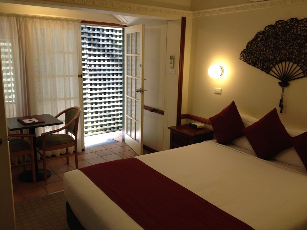 The 3 Explorers Motel Queen Spa Room 3