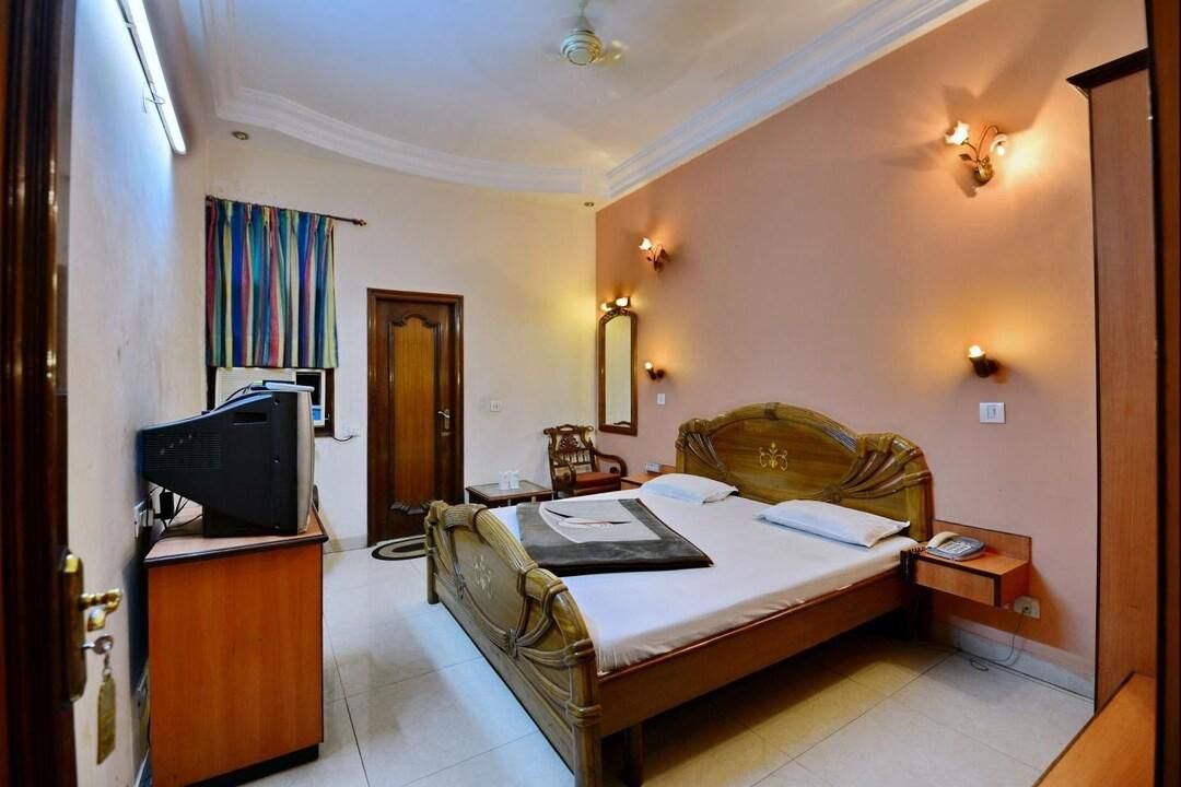 DR International Semi Deluxe Room 3