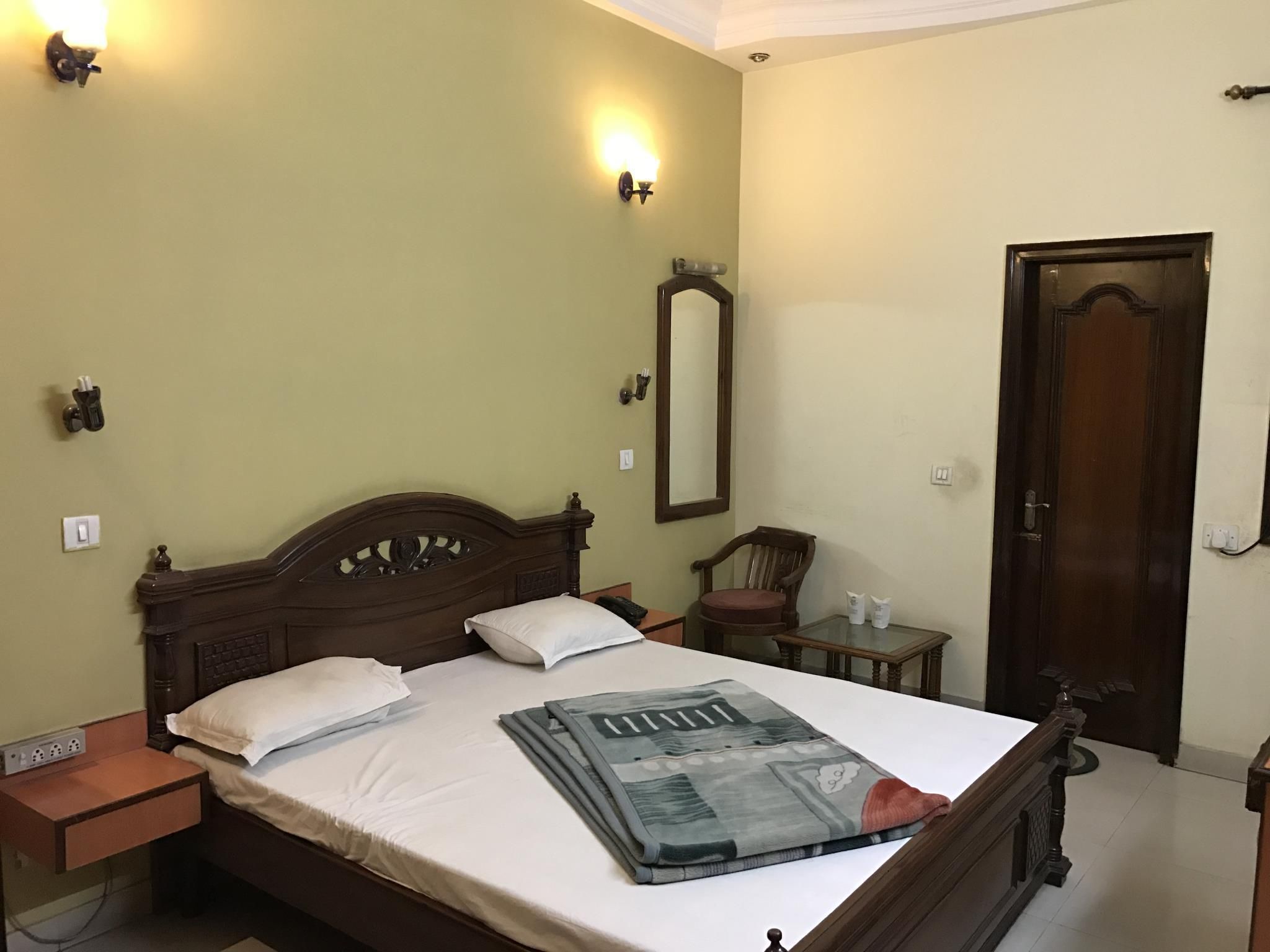 DR International Semi Deluxe Room 2