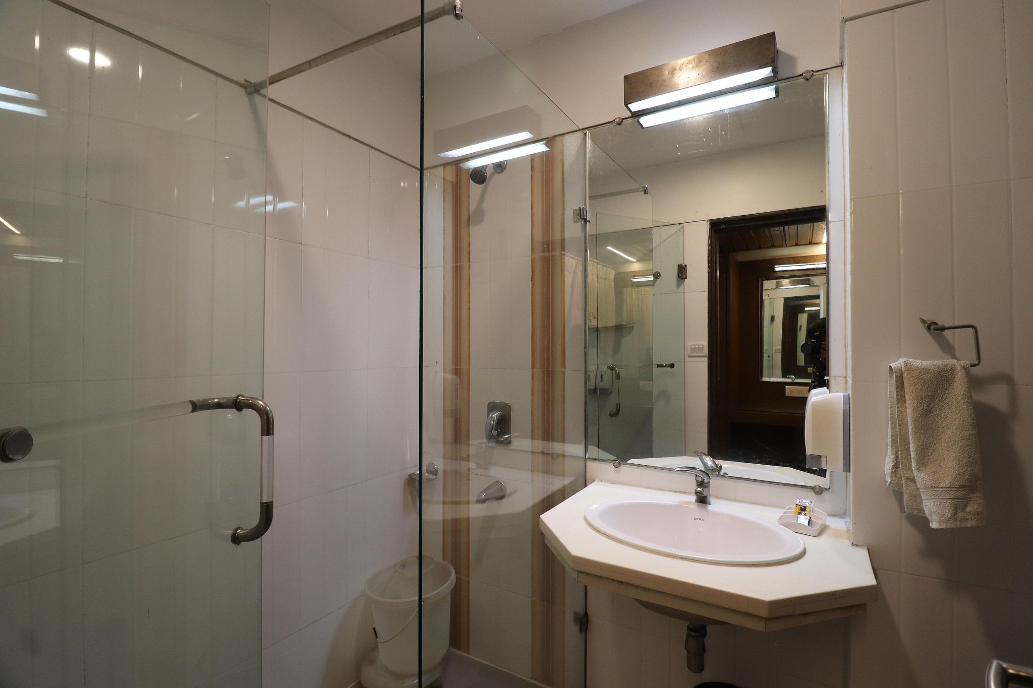 Hotel Rajhans Regent Super Luxury Double Room 4